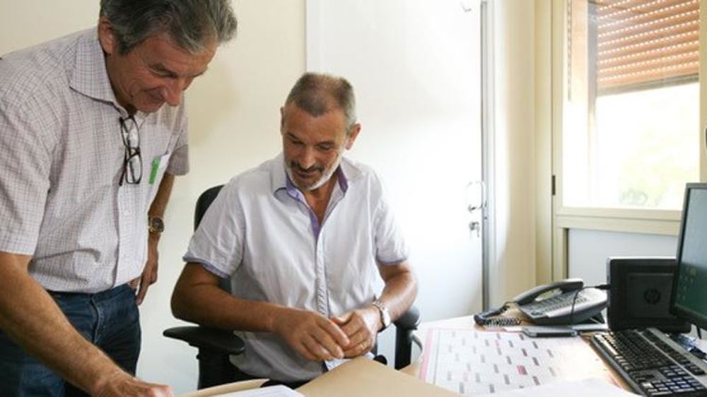 Éric Testud (debout), le président du groupement d’employeurs Réagir et son comptable, José Dufrene. © Alexie Valois